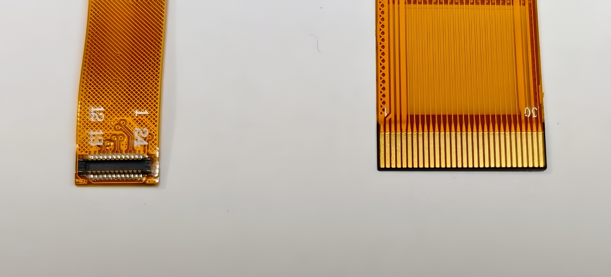 A flexibilis kijelzőkábelekhez érdemesebb B TO B csatlakozót vagy aranyujjas csatlakozót használni?