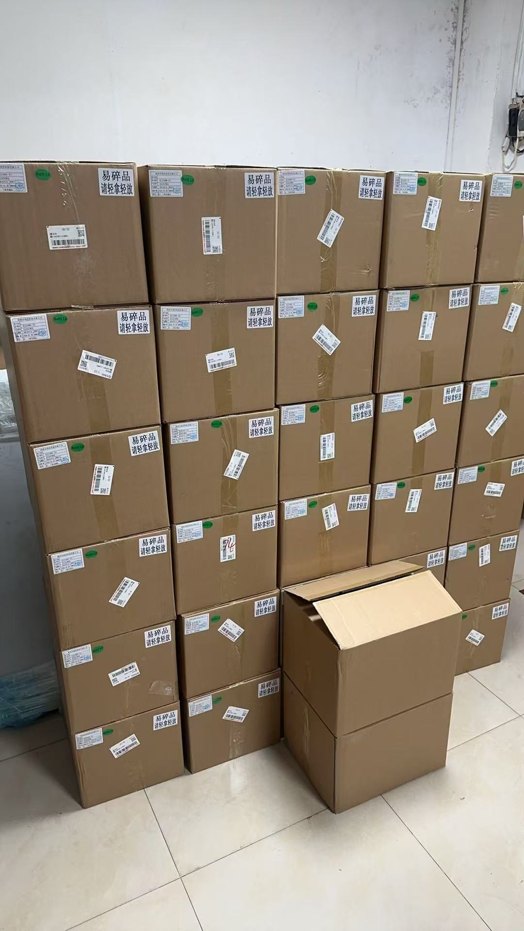 20 000 darab 3,5 hüvelykes LCD-képernyőt időben kézbesítettünk egy szingapúri ügyfélnek.